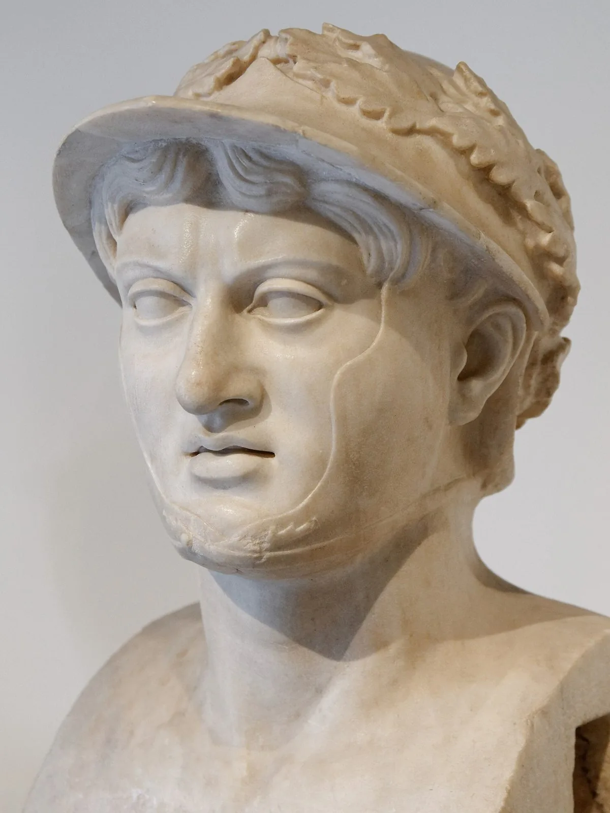 Busto in marmo di Pirro re dell'Epiro con elmo ornato da una corona di foglie, conservato al Museo archeologico nazionale di Napoli